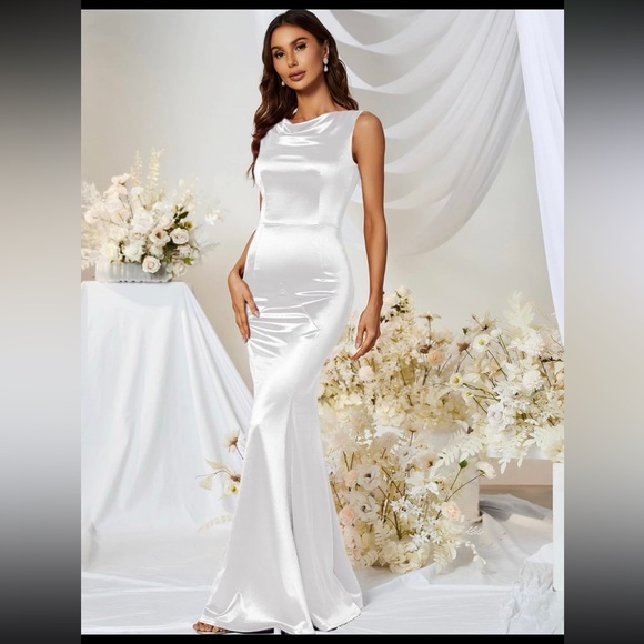 New Stunning White Satin Wedding Dress Size S - Picture 1 of 7